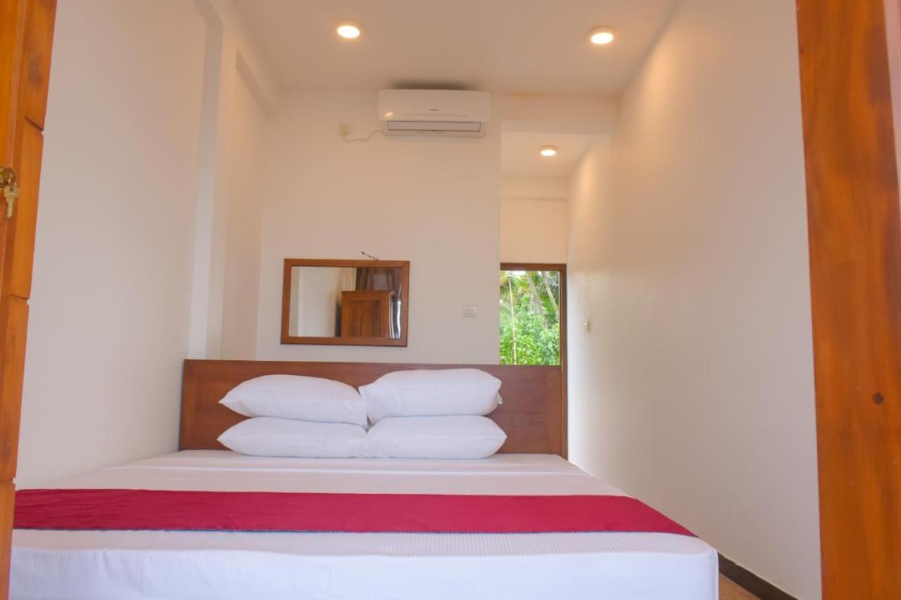 Ocean Breeze Villa Matara Quarto foto